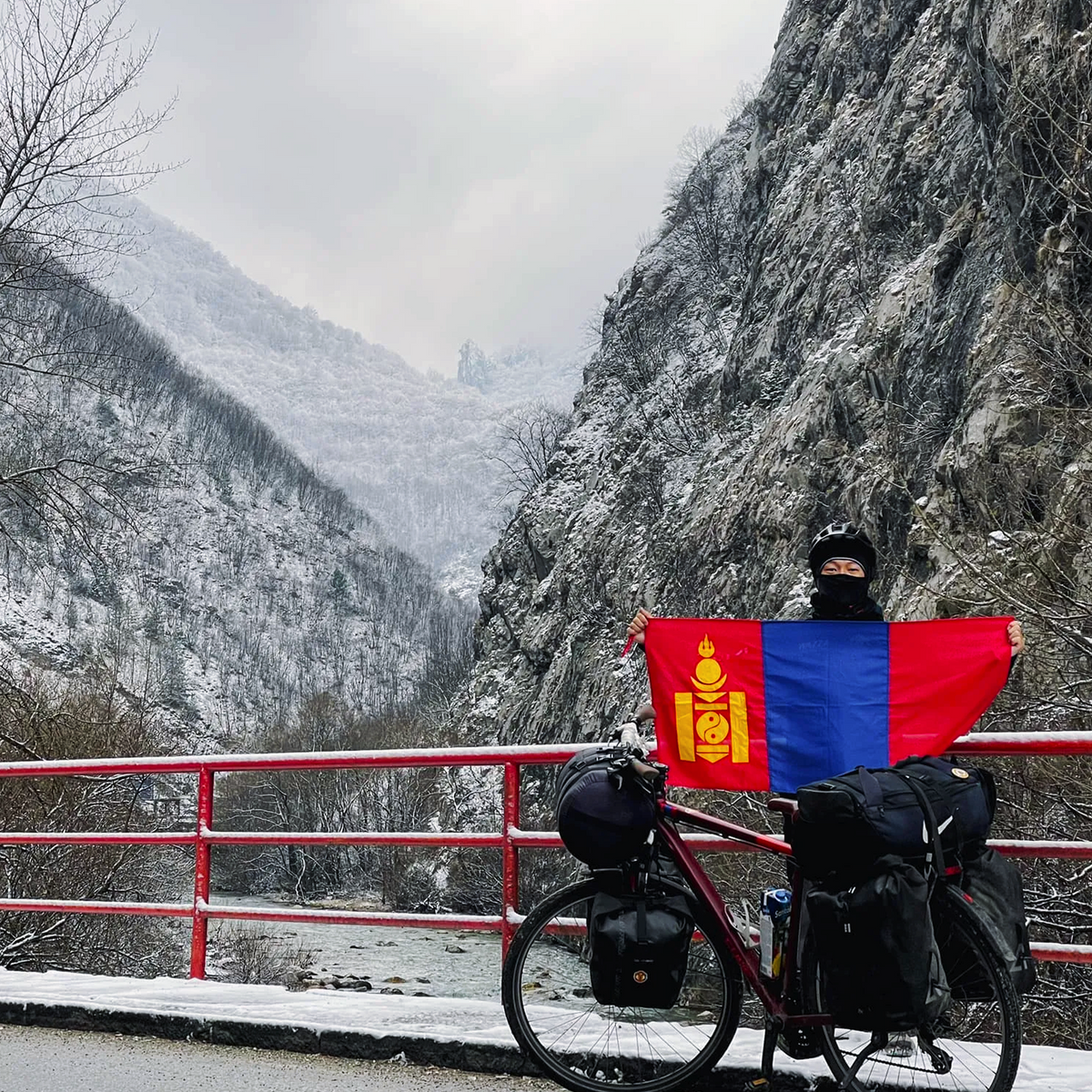 16 настайдаа анхны хөлбөмбөгийн клубдээ орсноосоо хойш өөртөө амласан 10 жилийн хугацаа дууссан болохоор арай өөр зүйлээр дамжуулан мөрөөдлөө мэдрэхийг хүссэн. Гэхдээ зүгээр онгоцоор хүссэн газартаа нисэж очоод дуртай зүйлээ үзэх биш. Харин 10 жилийн турш өөрийгөө зориулсан маш их бэлтгэлийнхээ хэргийг гаргаж жинхэнэ өөрийн хөлс, хүчээр гайхалтай дурсамж бүтээж, дэлхий ертөнцтэй танилцаж, өөртөө бахархал дүүрэн би тултал хичээсэн шүү гэж хэлэхийг хүссэн. Анх бол хоёр жилийн өмнөөс Улаанбаатараас Манчестер хүртэл гүйнэ гэж боддог байсан. Хэрвээ гүйвэл намайг дагах баг, машин гээд маш олон зүйл хэрэгтэй байсан учраас төлөвлөгөөгөө өөрчилж, олон зүйлээс хамааралтай бус зөвхөн миний итгэл, хичээл зүтгэлээс шалтгаалах ганцаараа хийж чадахаа зүйлээ хайж эхэлсэн. Тэгээд аяллаа эхлэхээс яг 14 хоногийн өмнө дугуйтай аялдаг хүмүүсийг инстаграмаас хараад шууд шийдвэрээ гаргаад бэлдэж эхэлсэн. Дугуйгаа 7 хоногийн дараа шинээр нь аваад угсруулж, цүнх, ачаагаа бэлдээд 2023 оны 5-р сарын 5нд Улаанбаатар хотоос хөдөлсөн. Надад нэг ч удаа буцмаар, бууж өгмөөр санагдаж байгаагүй. Зорилготой хүн хэзээ ч зогсдоггүй юм байна лээ. Ялангуяа өдөр өдрөөр өөрийнхөө хамгийн их очихыг хүсдэг байсан газар лугаа ойртож байвал зөвхөн урагшаа л хардаг юм шиг санагдсан. Хамгийн хэцүү газрууд уулархаг болон өгсүүр замууд байсан. Учир нь миний ачаа жоохон хүнд байсан болохоор өгсүүр замд бол үнэхээр их хэцүү байдаг байсан. Турк бол үнэхээр шандас шалгасан их уулархаг байсан. Харин хамгийн өндөр даваа Косовогоос Монтенегро улс руу ороход таарсан. Эхний өдөр 1800м өгсүүр уул руу гарсан ч хилийн пост байгаагүй болохоор буцах шаардлагатай болсон. Тэгээд маргааш нь 1800м өндрөөсөө уруудаад хилийн посттой хэсэг рүү явахад ахиад 2000м өндөр уул руу өдөржин өгссөн. Европын чийгтэй сэрүүн өвөл нэлээн тэвчээр шаардсан.