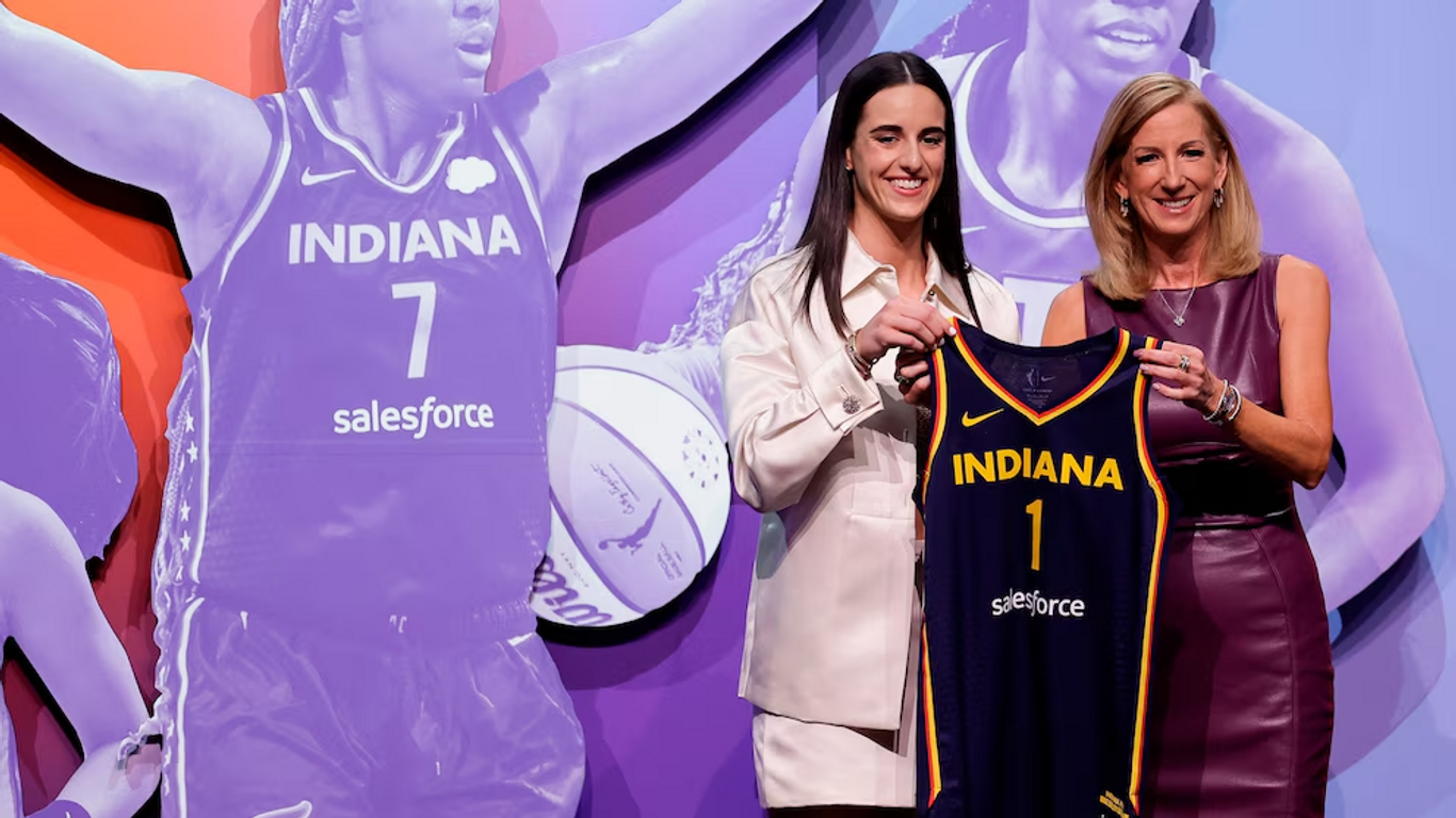 Кэйтлин Кларк WNBA-ийн драфтын тэргүүн сонголтоор сонгогдлоо