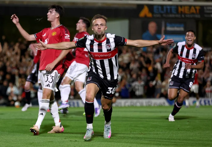 Английн хөлбөмбөгийн 4-р лигийн Grimsby Town клуб Manchester united клубийг цомын тэмцээнээс хаслаа