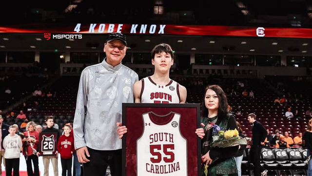 Ш.Энхийн-Одийн тоглож буй South Carolina Gamecocks баг улирлын сүүлийн талбай дээрх тоглолтдоо төгсөгчдөө үдэж өглөө