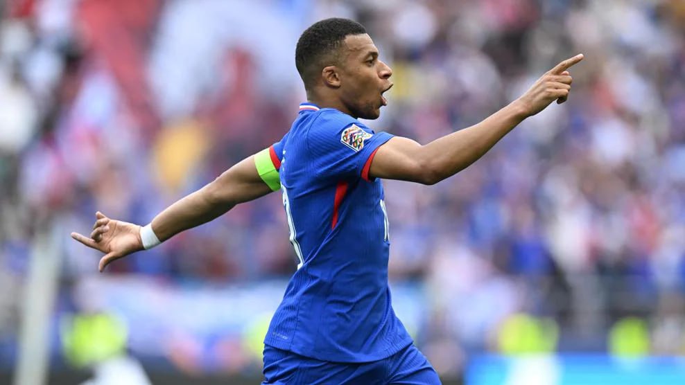 Kylian Mbappé Германы шигшээ багийн талбай дээр гангарлаа