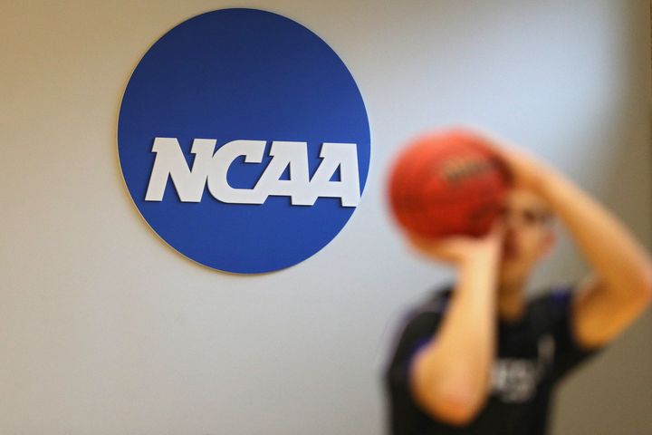 NCAA-ийн ерөнхийлөгч их дээд сургуулиудад тамирчдад мөнгө төлөхөөс урьдчилан сэргийлэхийн тулд засгийн газрыг шахаж байна