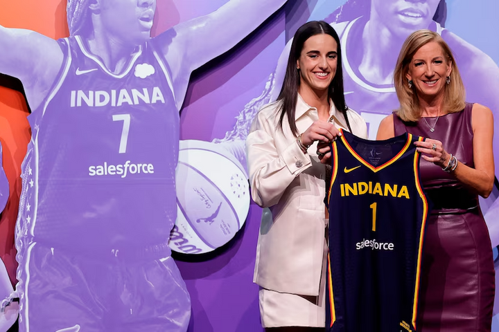 Кэйтлин Кларк WNBA-ийн драфтын тэргүүн сонголтоор сонгогдлоо