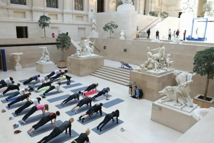 Парисын олимпын үеэр Луврын музей дотор иога, бүжиг, дасгал хийнгээ үзмэрүүдтэй танилцах боломжтой