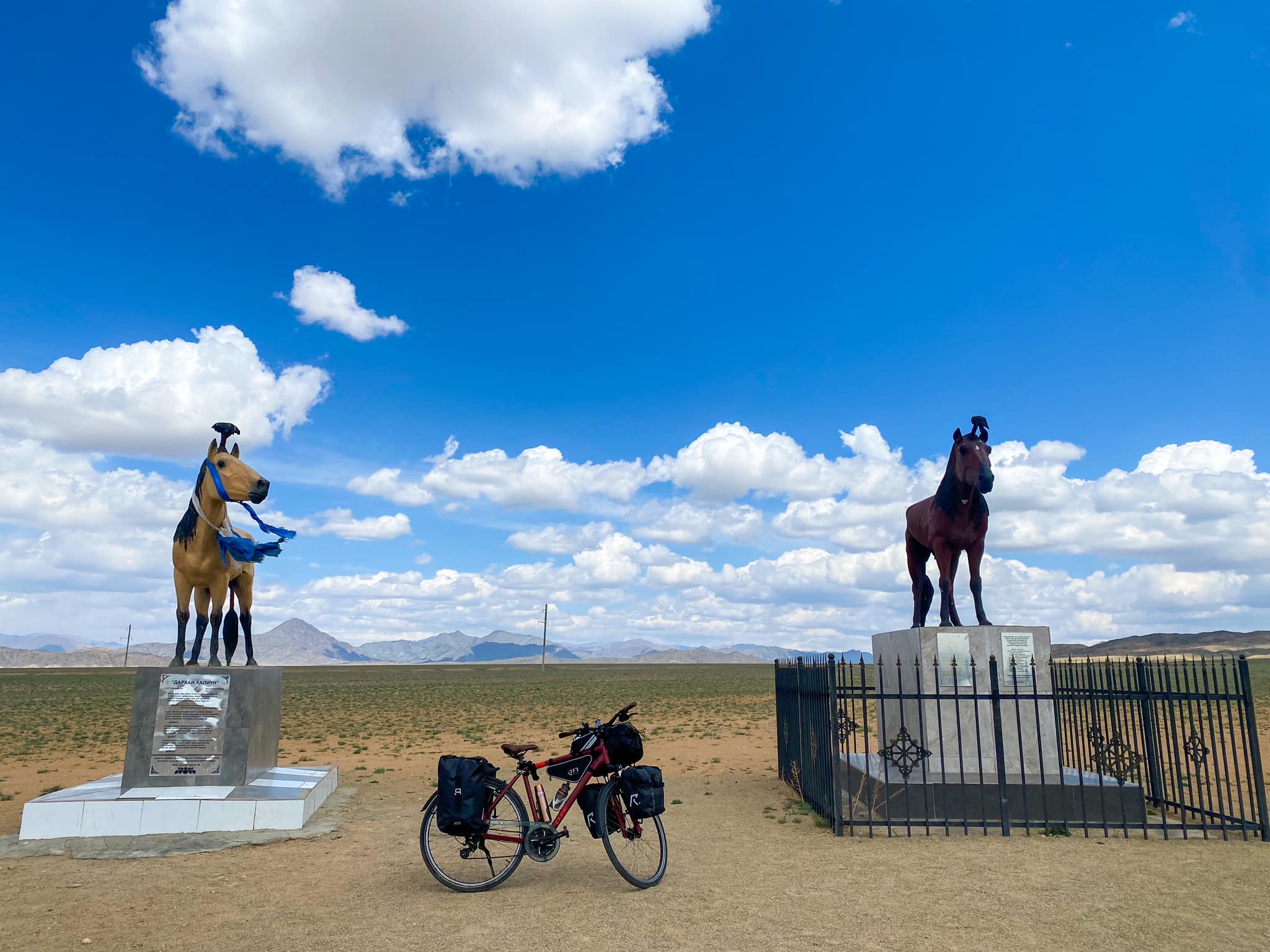 Дугуйгаар 19 улсыг 14,000 км туулсан Монгол залуугийн түүх