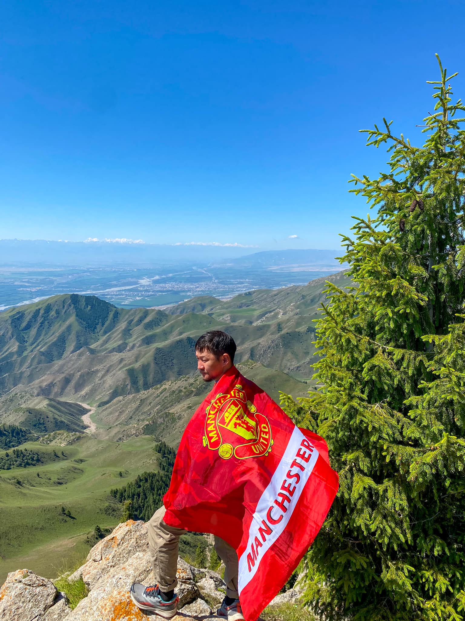 Дугуйгаар 19 улсыг 14,000 км туулсан Монгол залуугийн түүх